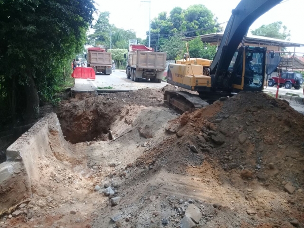 DA&Ntilde;O EN LA LINEA DE CONDUCCI&Oacute;N DE 8"